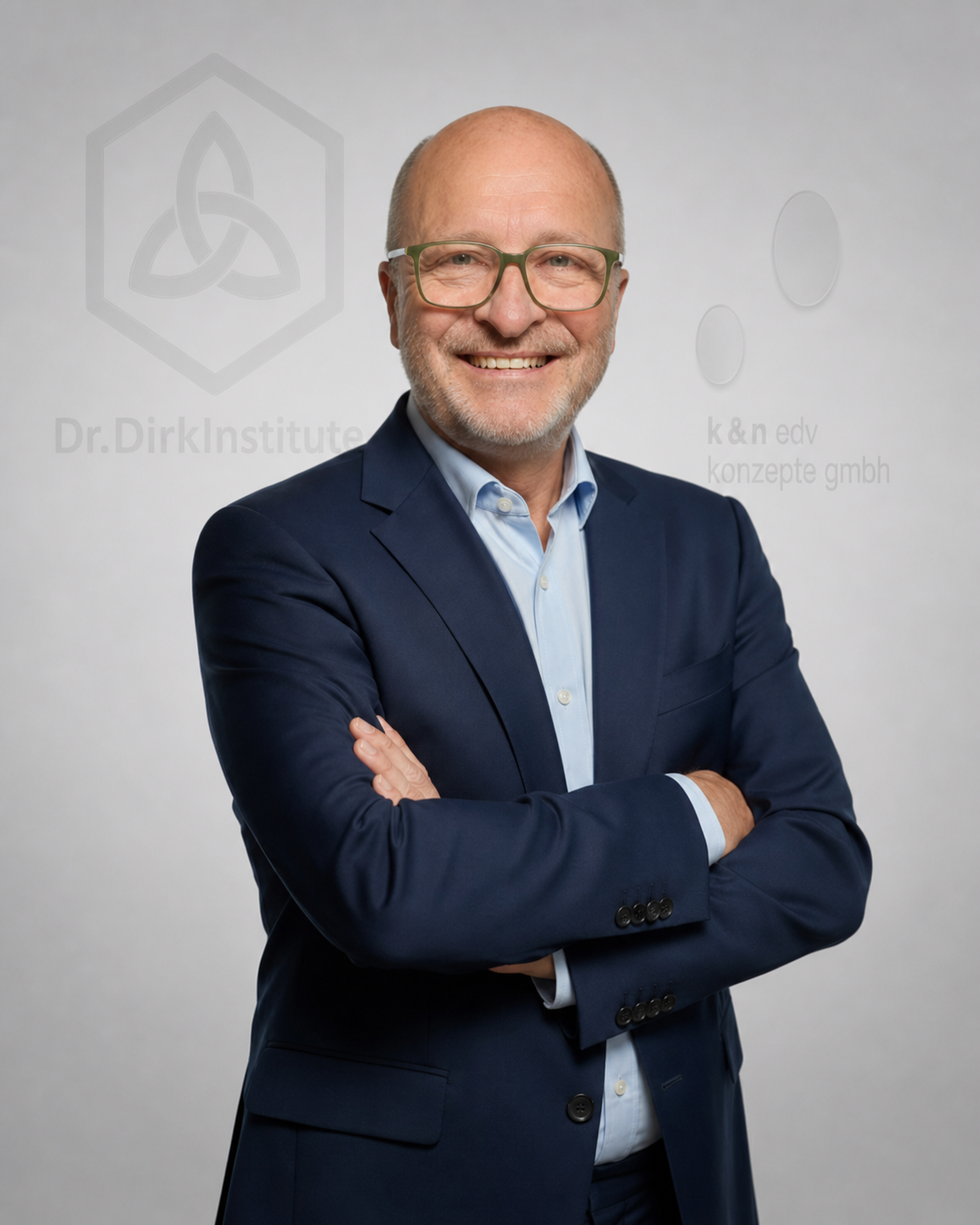 Dr. Dirk Kötting im blauen Anzug vor Hintergrund mit Instituts- und K&N-Branding